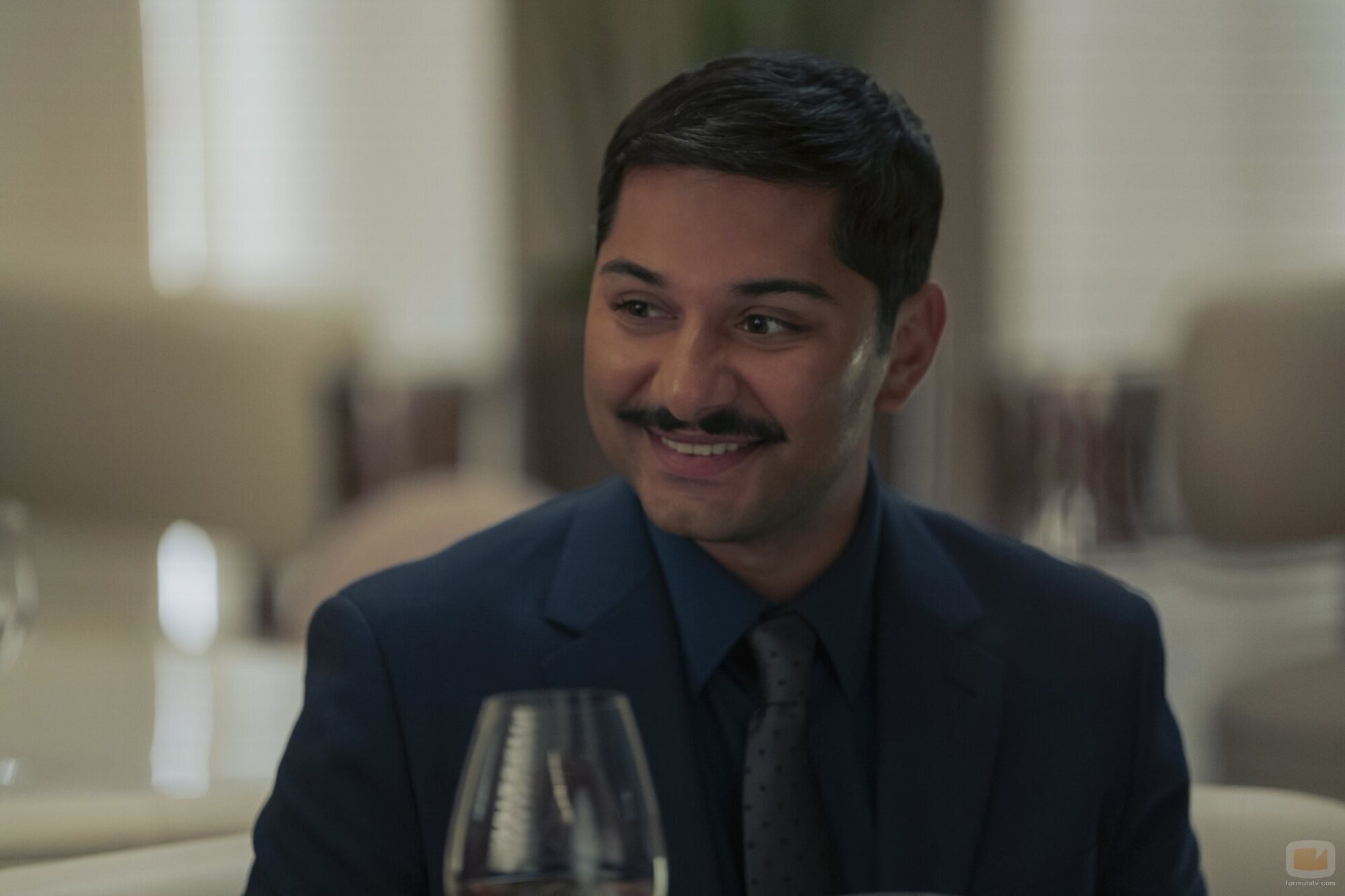 Mark Indelicato en 4x04 titulado 'Amo Los Ángeles' de 'Hacks'