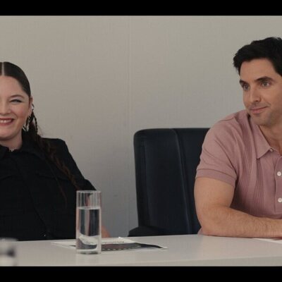 Paul W. Downs y Megan Stalter en 4x05 'Cara cliqueable' de 'Hacks'