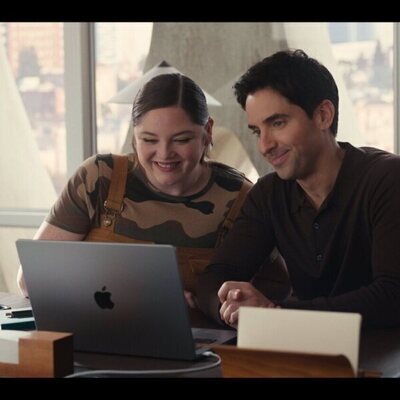 Paul W. Downs y Megan Stalter en la temporada 4 y el capítulo 05 de 'Hacks'