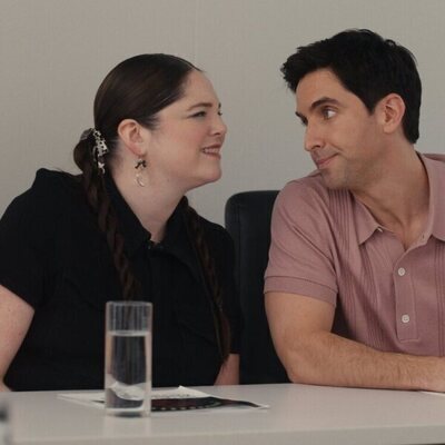 Still de Paul W. Downs y Megan Stalter en la temporada 4 y el capítulo 05 de 'Hacks'