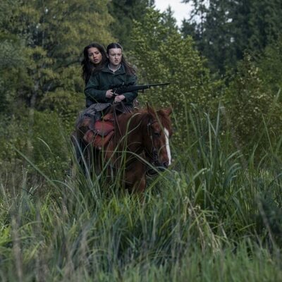 Still de Bella Ramsey y Isabela Merced en 'El camino' de 'The Last of Us'