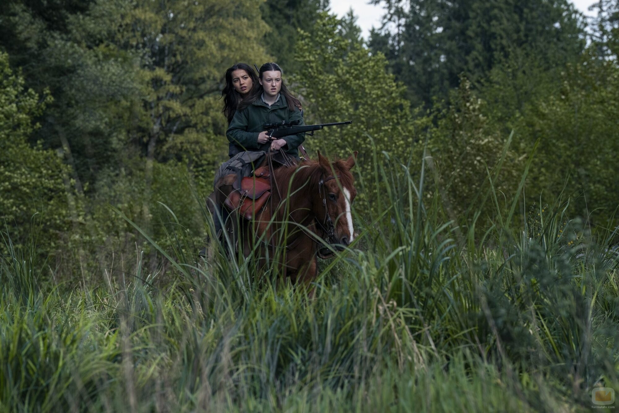 Still de Bella Ramsey y Isabela Merced en 'El camino' de 'The Last of Us'