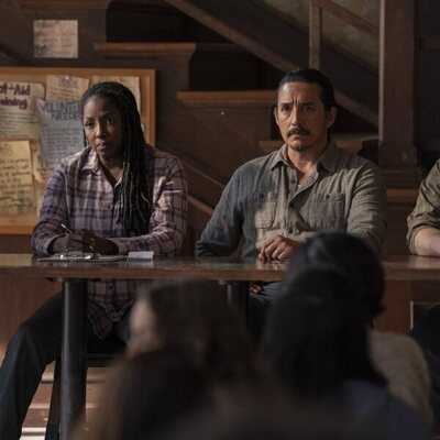 Rutina Wesley y Danny Ramirez en el 2x03 de 'The Last of Us'