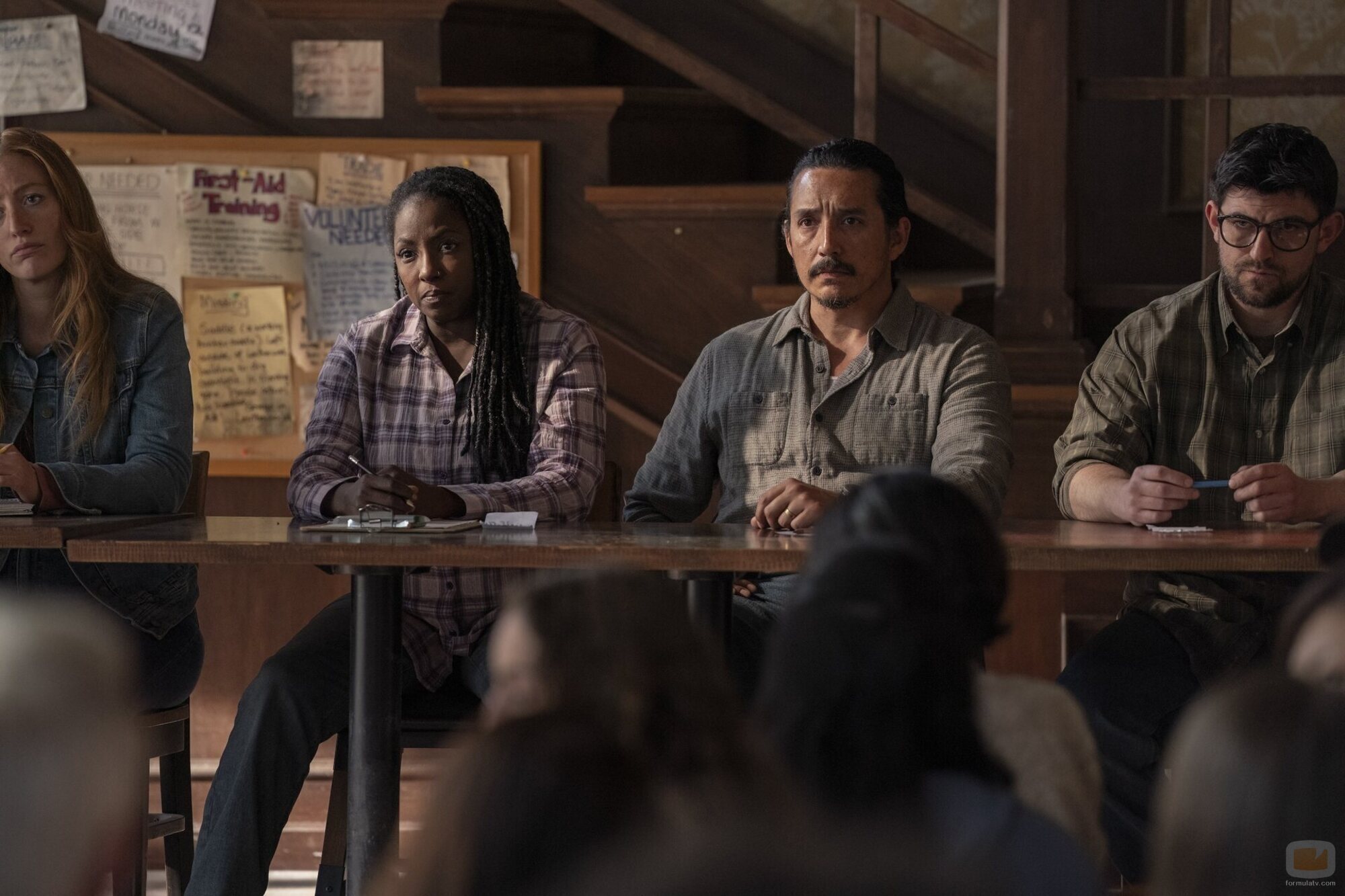 Rutina Wesley y Danny Ramirez en el 2x03 de 'The Last of Us'
