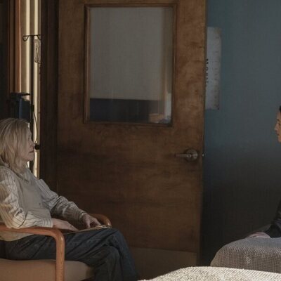 Bella Ramsey y Catherine O'Hara en 2x03 'El camino' de 'The Last of Us'