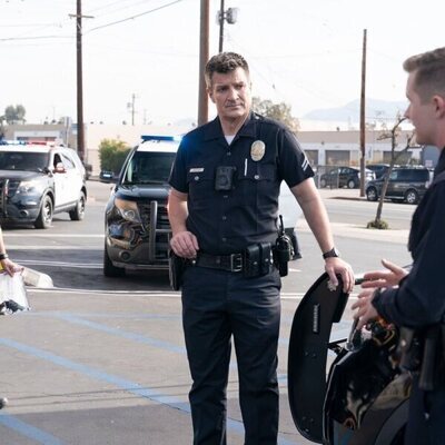 Nathan Fillion y Melissa O'Neil en la temporada 7 y el capítulo 16 de 'The Rookie'