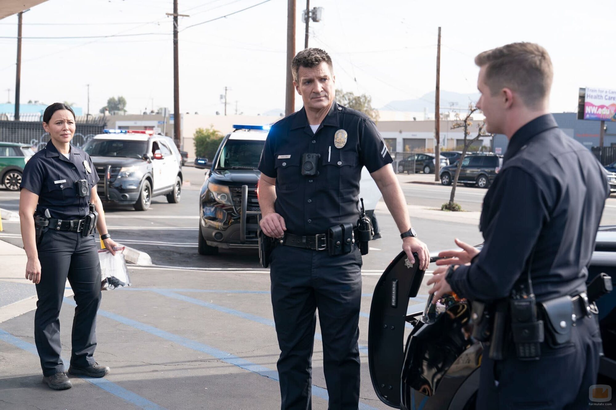 Nathan Fillion y Melissa O'Neil en la temporada 7 y el capítulo 16 de 'The Rookie'