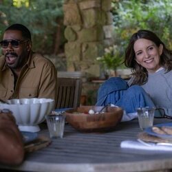 Tina Fey y Colman Domingo en 1x01 titulado 'La casa del lago' de 'Las cuatro estaciones'