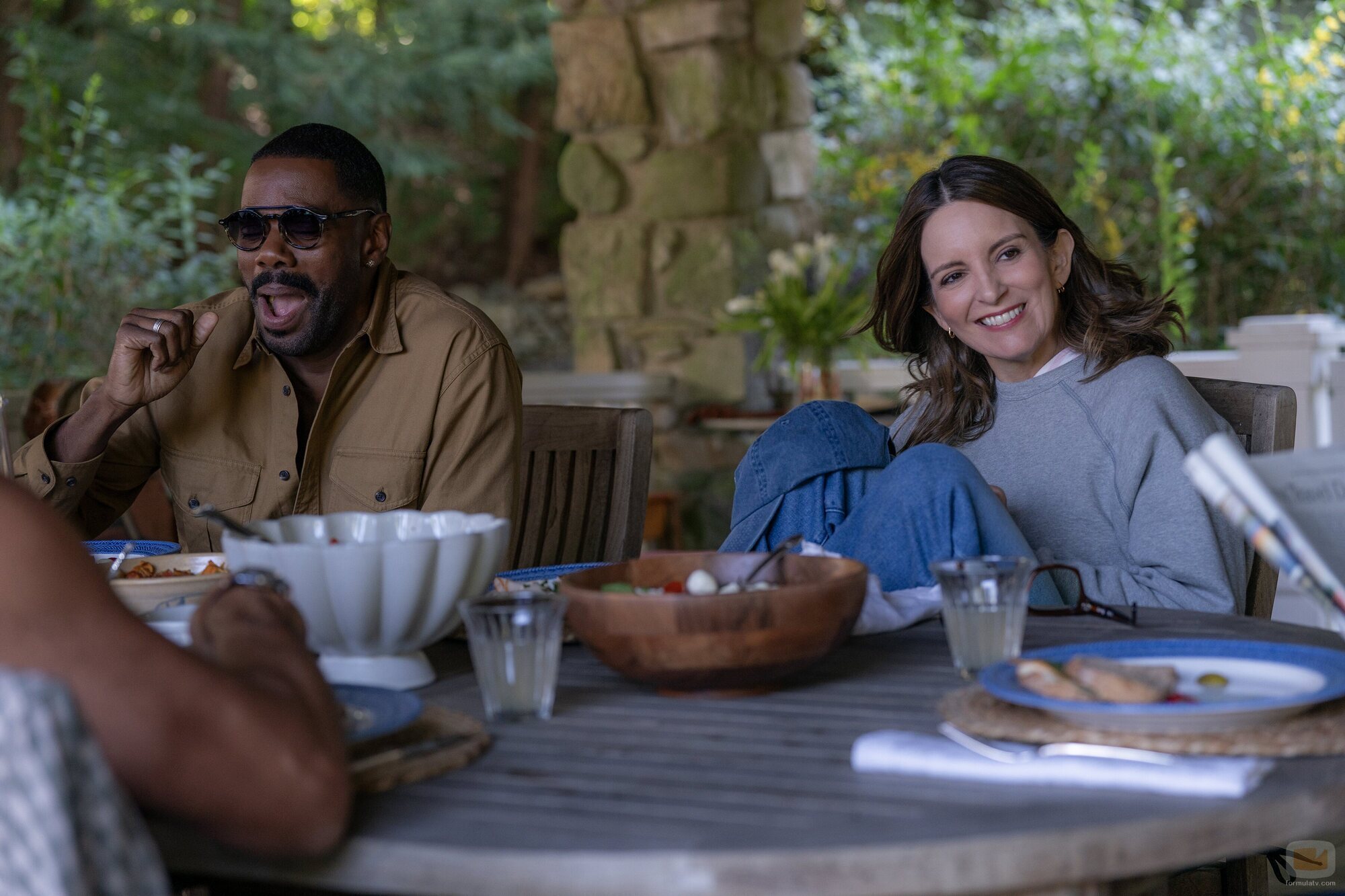 Tina Fey y Colman Domingo en 1x01 titulado 'La casa del lago' de 'Las cuatro estaciones'