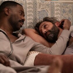 Colman Domingo y Marco Calvani en el 1x01 de 'Las cuatro estaciones'