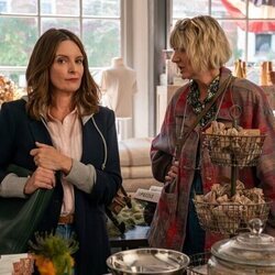 Tina Fey y Kerri Kenney en 1x01 'La casa del lago' de 'Las cuatro estaciones'