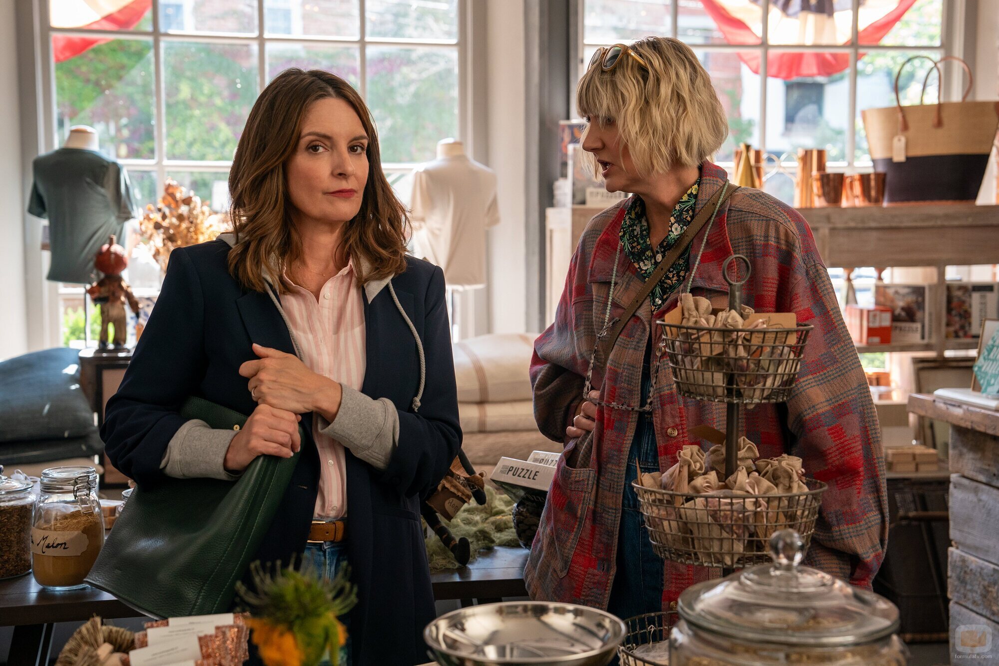 Tina Fey y Kerri Kenney en 1x01 'La casa del lago' de 'Las cuatro estaciones'