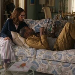 Tina Fey y Colman Domingo en Capítulo 1 titulado 'La casa del lago' de 'Las cuatro estaciones'