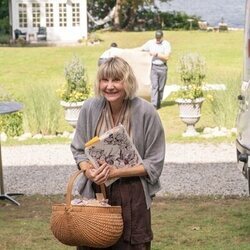 Kerri Kenney en el 1x01 de 'The Four Seasons'