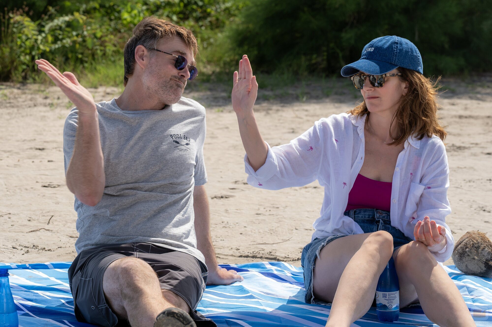 Tina Fey y Will Forte en 1x03 'Resort ecológico' de 'Las cuatro estaciones'