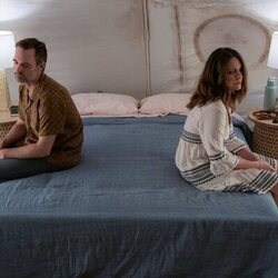 Tina Fey y Will Forte en 1x04 'El bar de la playa' de 'Las cuatro estaciones'