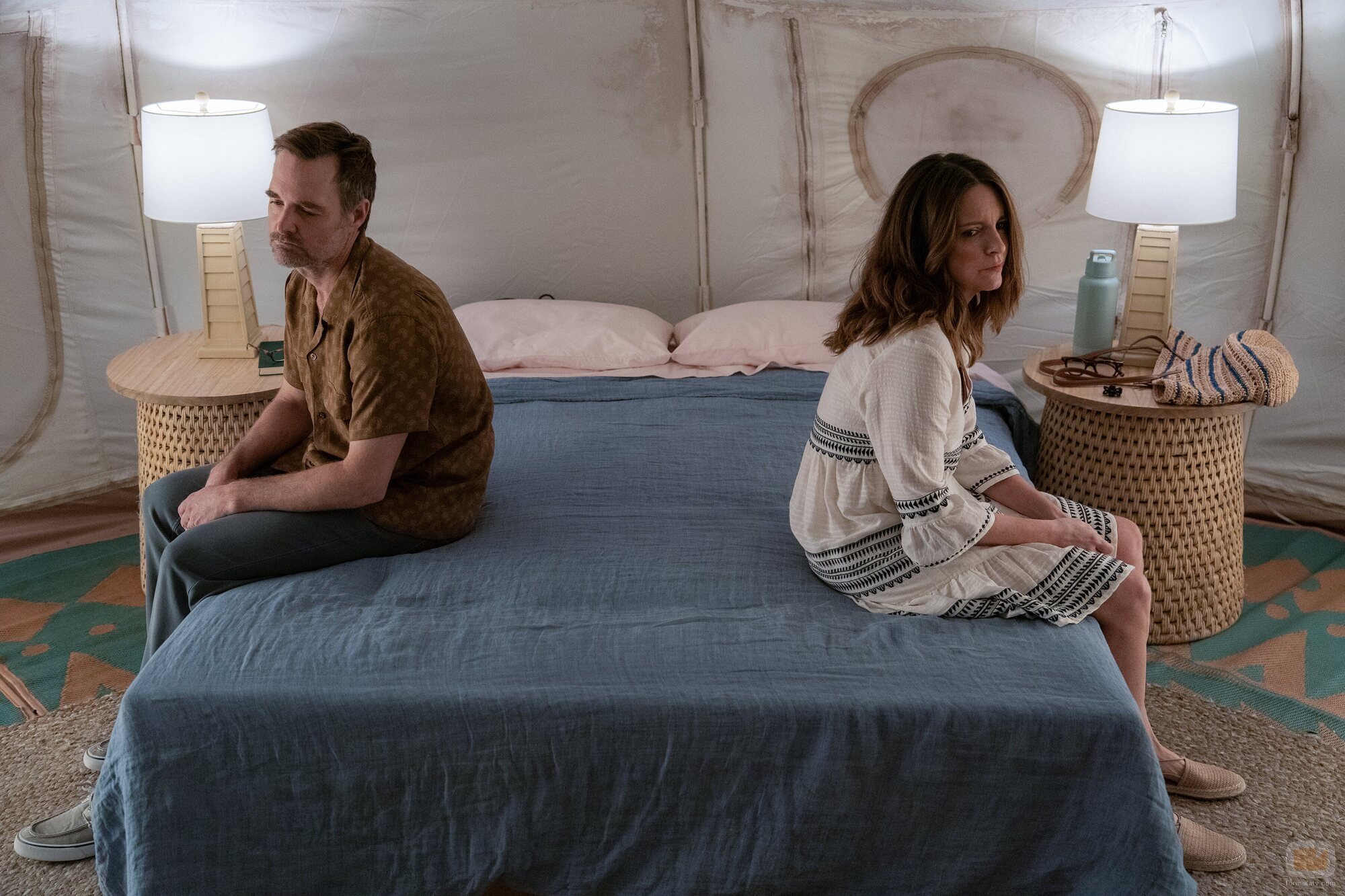 Tina Fey y Will Forte en 1x04 'El bar de la playa' de 'Las cuatro estaciones'