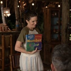 Escena de Tina Fey en 1x04 'El bar de la playa' de 'Las cuatro estaciones'