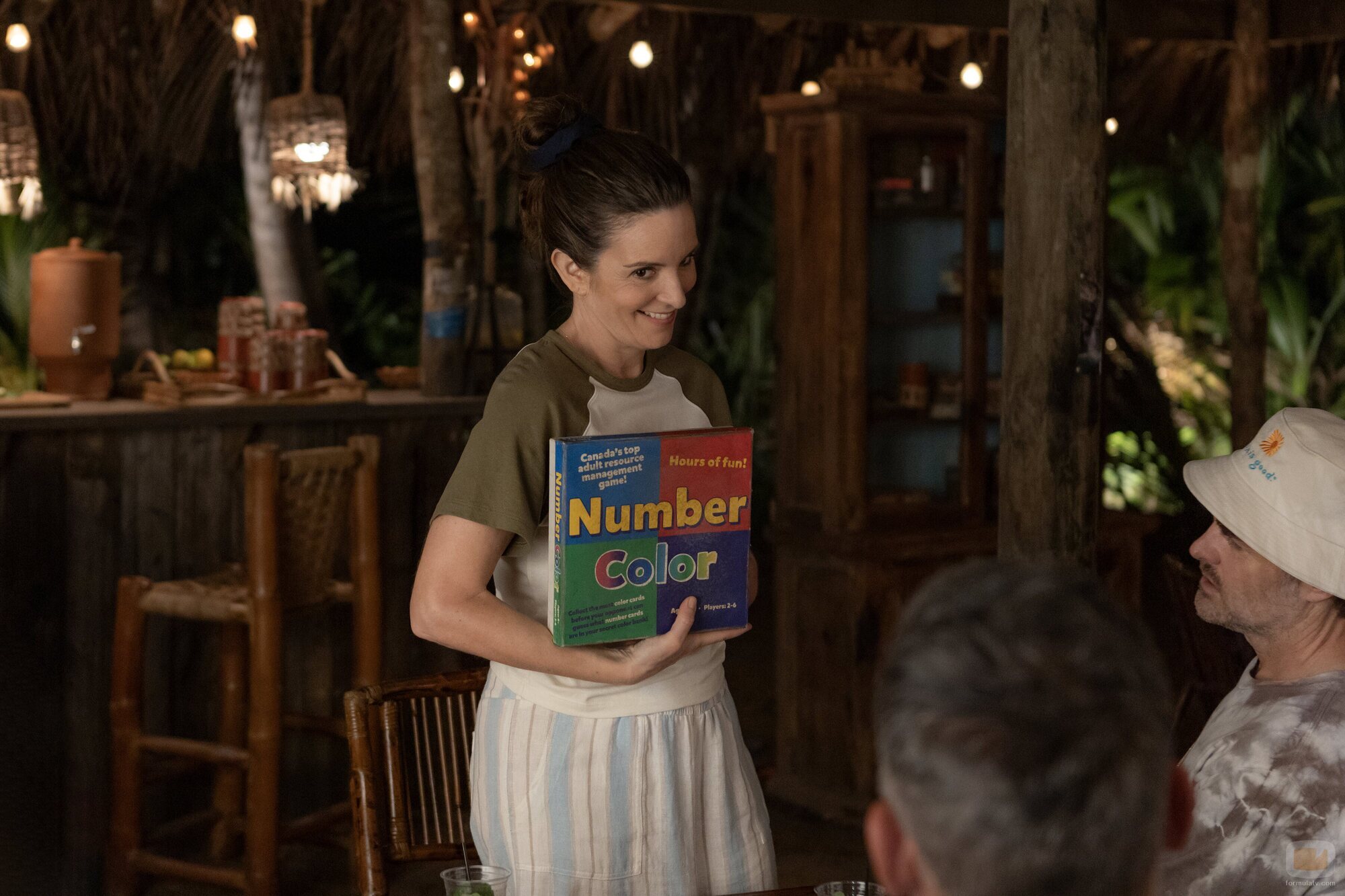 Escena de Tina Fey en 1x04 'El bar de la playa' de 'Las cuatro estaciones'