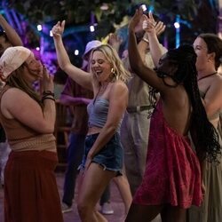 Erika Henningsen en Capítulo 4 titulado 'El bar de la playa' de 'Las cuatro estaciones'