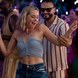 Erika Henningsen en 'El bar de la playa' de 'The Four Seasons'