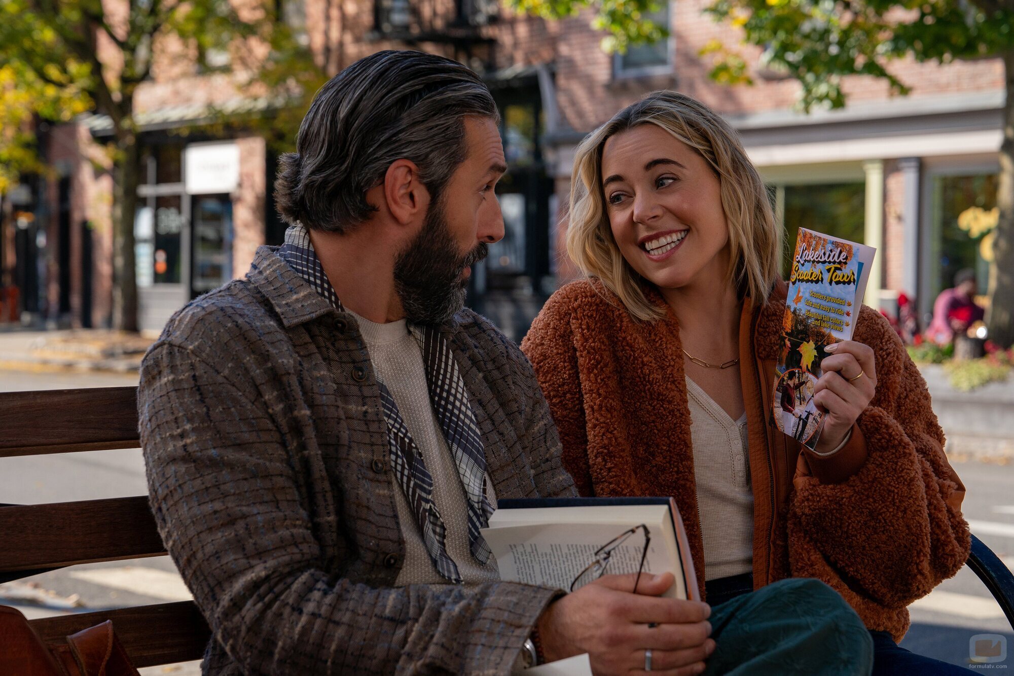 Erika Henningsen y Marco Calvani en 1x06 titulado 'El partido de frisbi' de 'Las cuatro estaciones'