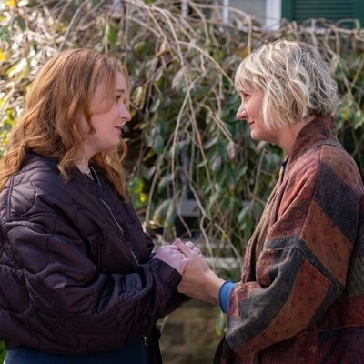Kerri Kenney y Julia Lester en 1x06 'El partido de frisbi' de 'Las cuatro estaciones'