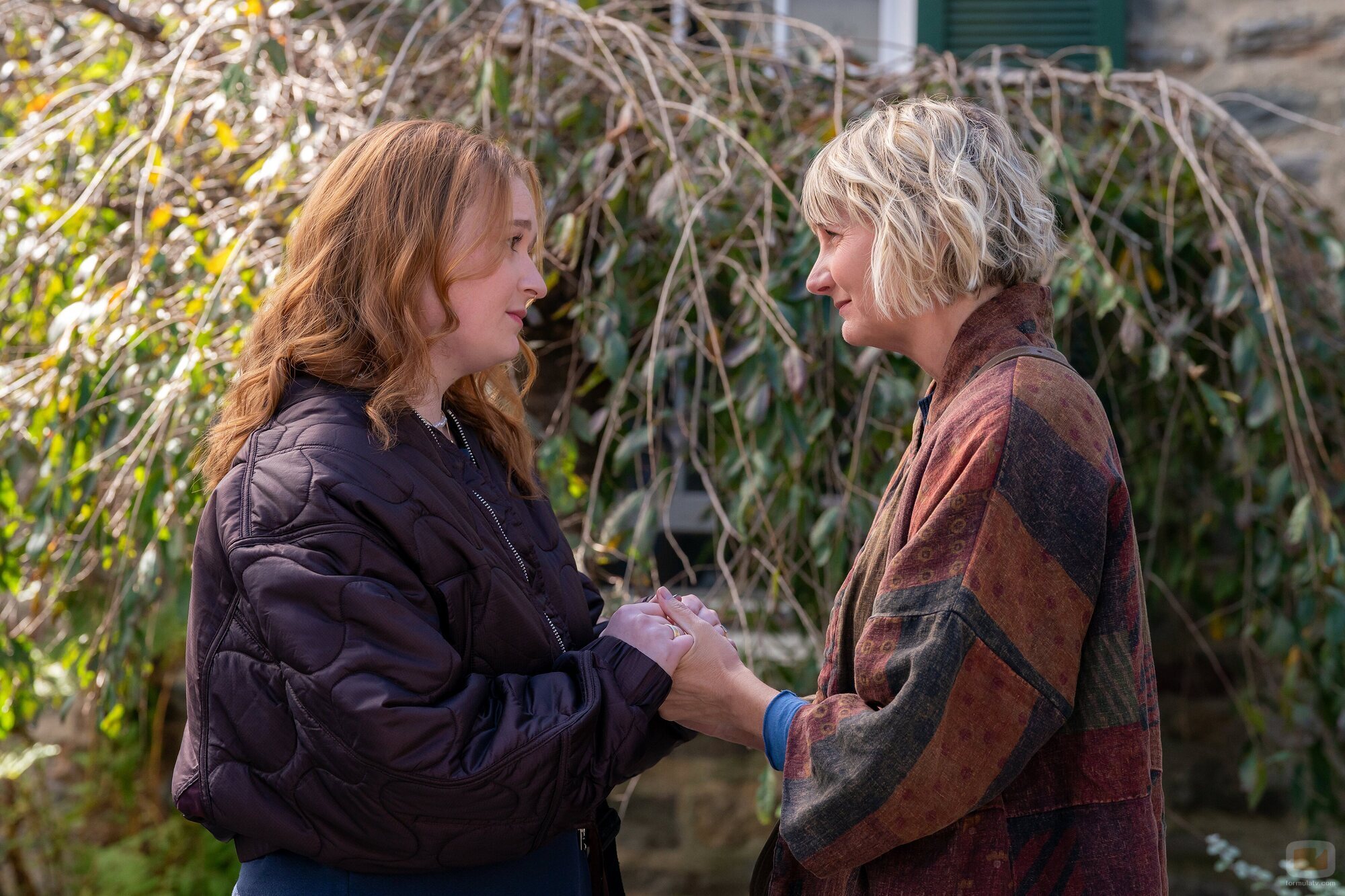 Kerri Kenney y Julia Lester en 1x06 'El partido de frisbi' de 'Las cuatro estaciones'