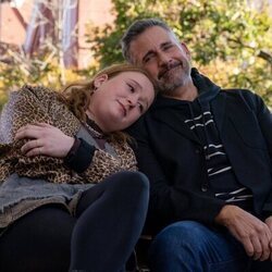 Steve Carell y Julia Lester en 1x06 titulado 'El partido de frisbi' de 'Las cuatro estaciones'