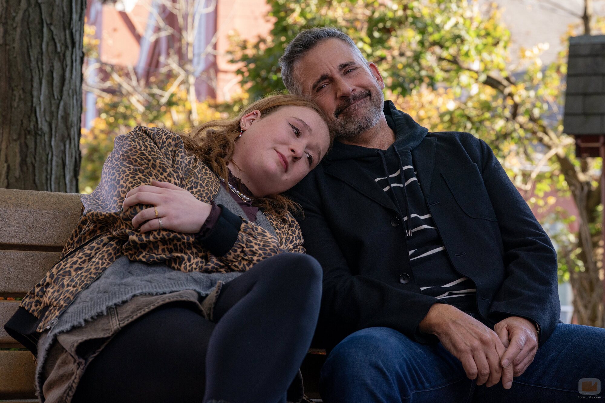 Steve Carell y Julia Lester en 1x06 titulado 'El partido de frisbi' de 'Las cuatro estaciones'