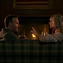 Kerri Kenney y Will Forte en 1x06 titulado 'El partido de frisbi' de 'Las cuatro estaciones'