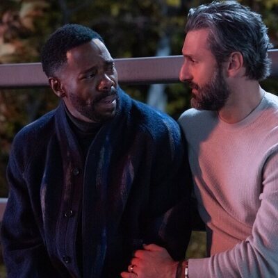 Colman Domingo y Marco Calvani en 1x06 titulado 'El partido de frisbi' de 'Las cuatro estaciones'
