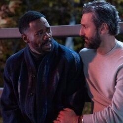 Colman Domingo y Marco Calvani en 1x06 titulado 'El partido de frisbi' de 'Las cuatro estaciones'