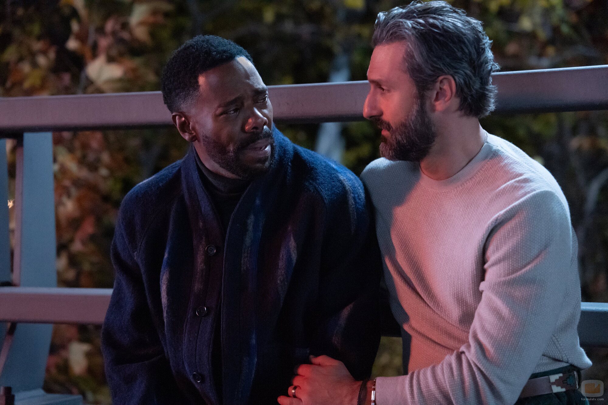 Colman Domingo y Marco Calvani en 1x06 titulado 'El partido de frisbi' de 'Las cuatro estaciones'