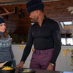 Tina Fey y Colman Domingo en 1x07 titulado 'Viaje a la nieve' de 'Las cuatro estaciones'