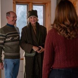 Kerri Kenney y Toby Huss en 1x07 'Viaje a la nieve' de 'Las cuatro estaciones'