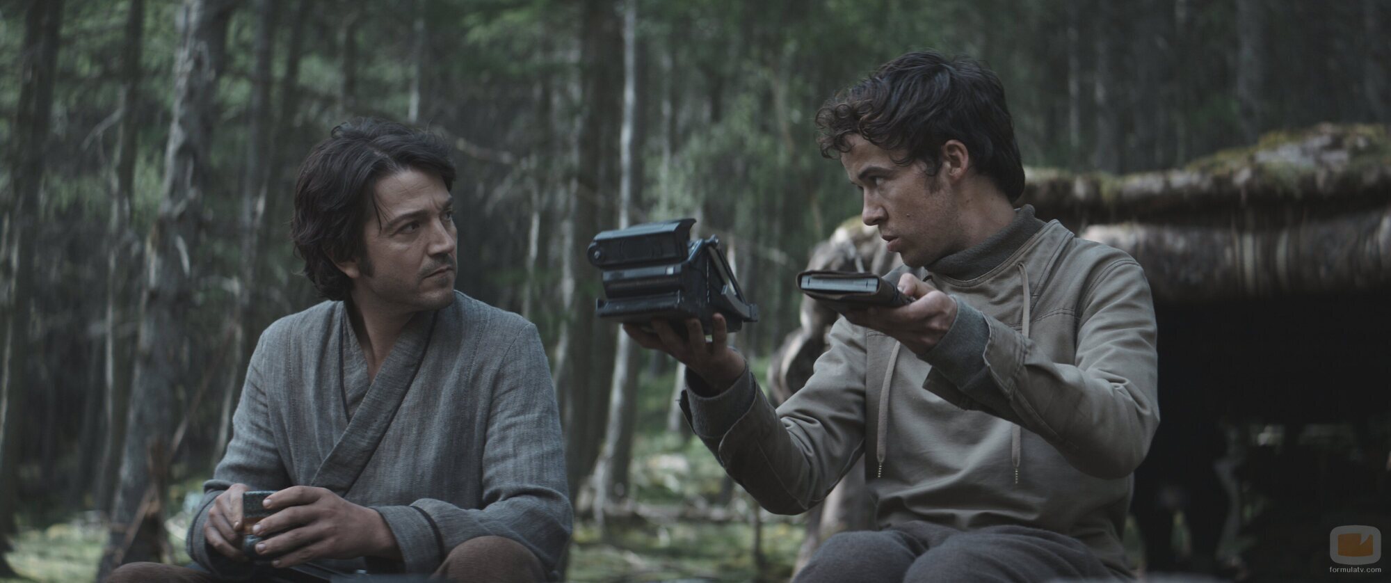 Alex Lawther y Diego Luna en el 'El hacha olvida' de 'Star Wars: Andor'