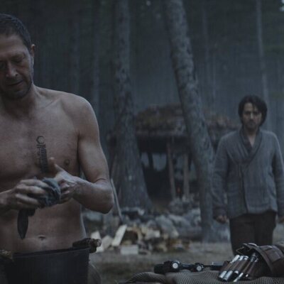 Ebon Moss-Bachrach y Diego Luna en 'El hacha olvida' de 'Andor'
