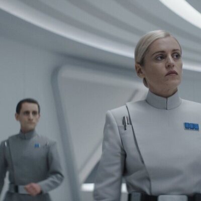 Denise Gough y Jacob James Beswick en el 1x07 de 'Star Wars: Andor'