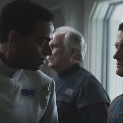 Kyle Soller y Rupert Vansittart en 1x04 titulado 'Aldhani' de 'Andor'