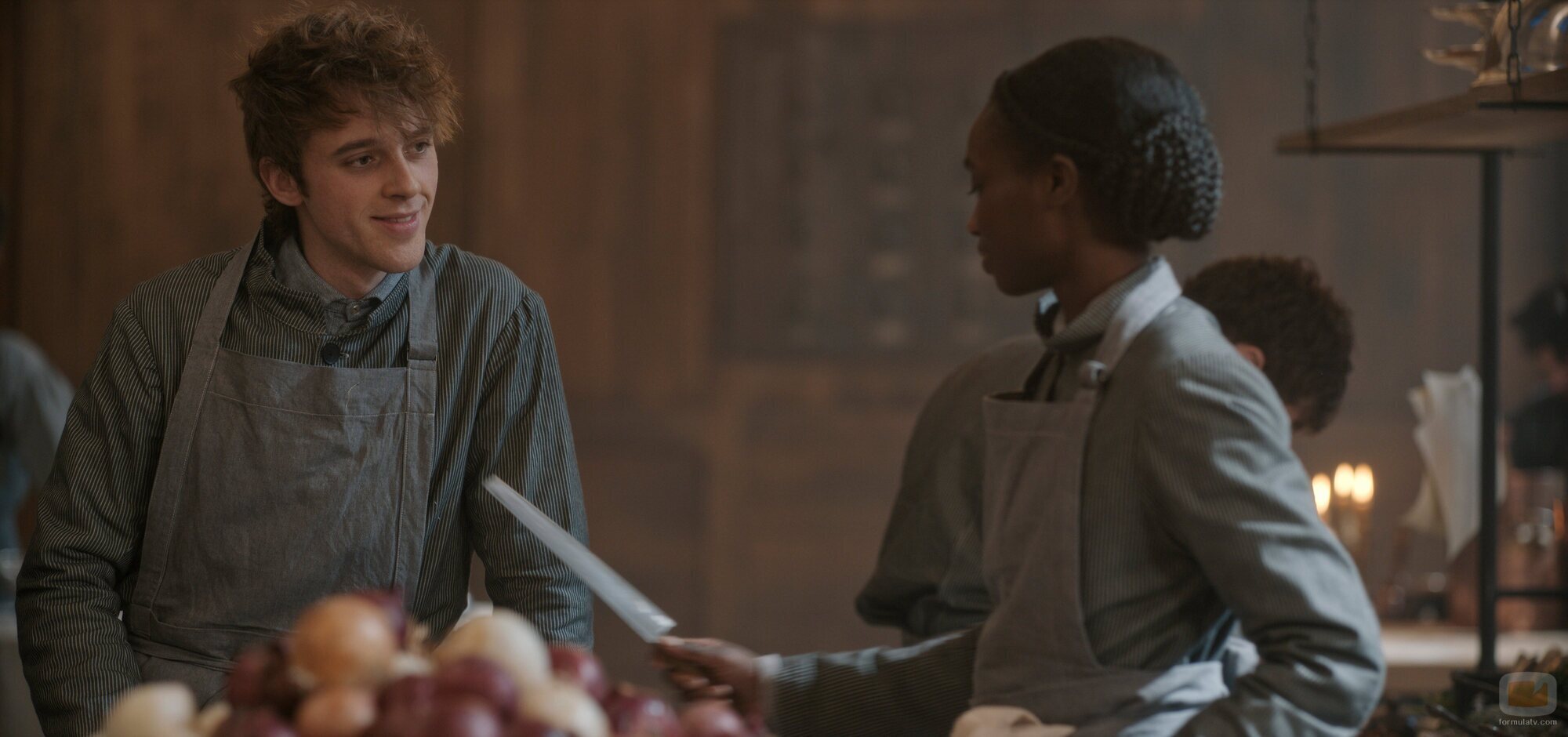 Benjamin Voisin y Alice Da Luz en 1x01 'La máquina infernal' de 'Carême, chef de reyes'