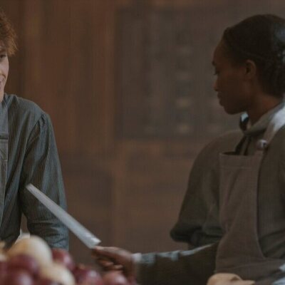 Benjamin Voisin y Alice Da Luz en 1x01 'La máquina infernal' de 'Carême, chef de reyes'