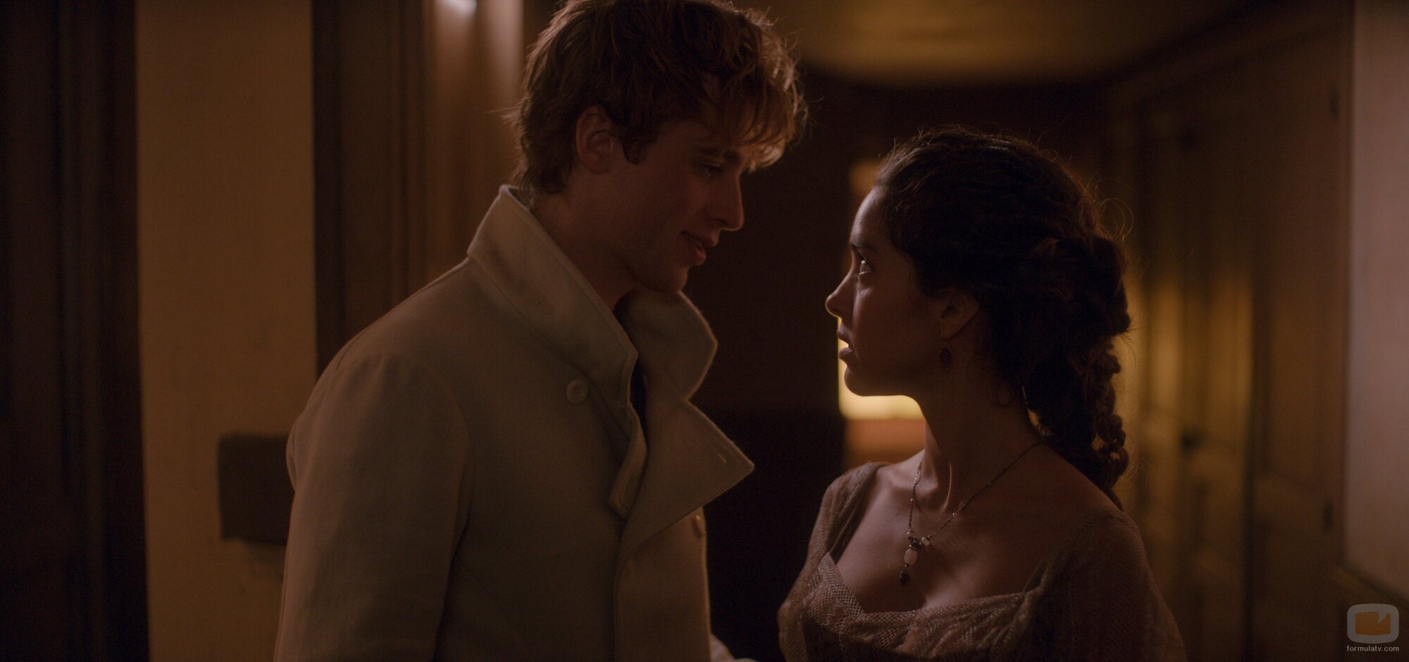 Lyna Khoudri y Benjamin Voisin en la temporada 1 y el capítulo 02 de 'Carême, chef de reyes'