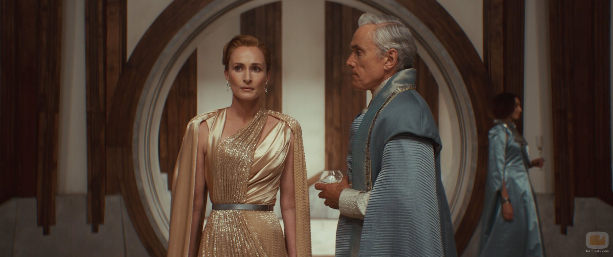 Genevieve O'Reilly y Ben Miles en 2x02 titulado 'Sagrona Teema' de 'Andor'