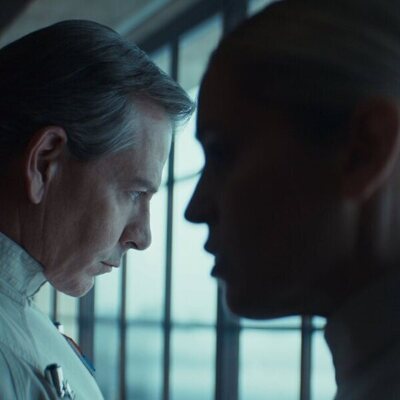 Ben Mendelsohn y Denise Gough en 2x01 titulado 'Un año después' de 'Andor'