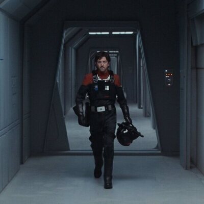 Diego Luna en 2x01 'Un año después' de 'Andor'