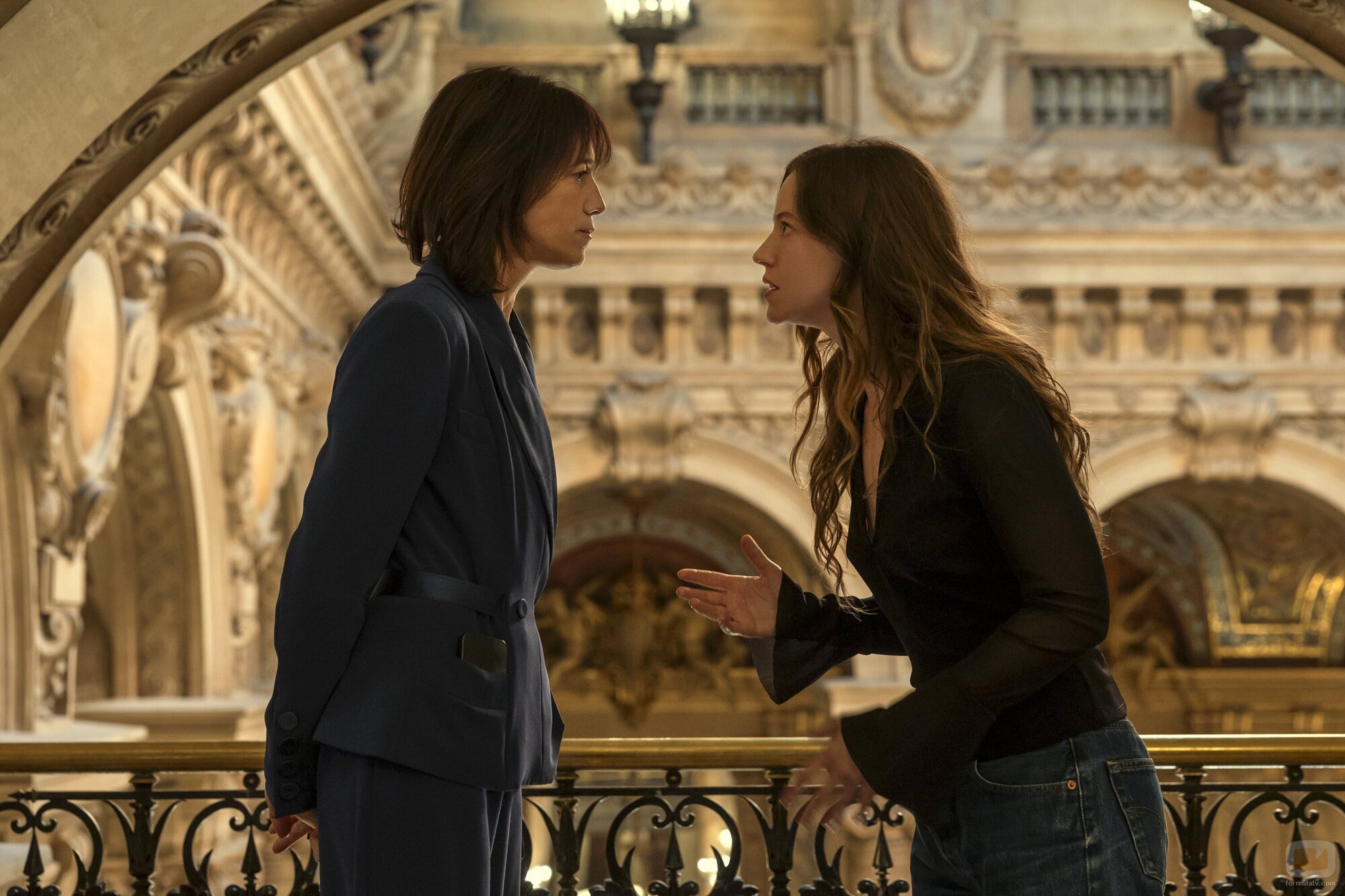 Lou de Laâge y Charlotte Gainsbourg en el 1x08 de 'Estrella'