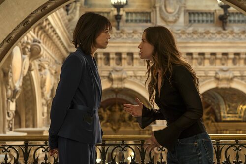 Lou de Laâge y Charlotte Gainsbourg en el 1x08 de 'Estrella'