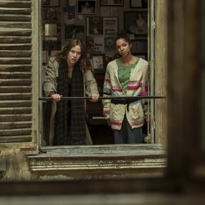 Taïs Vinolo y Lou de Laâge en 1x08 'La oferta' de 'Estrella'