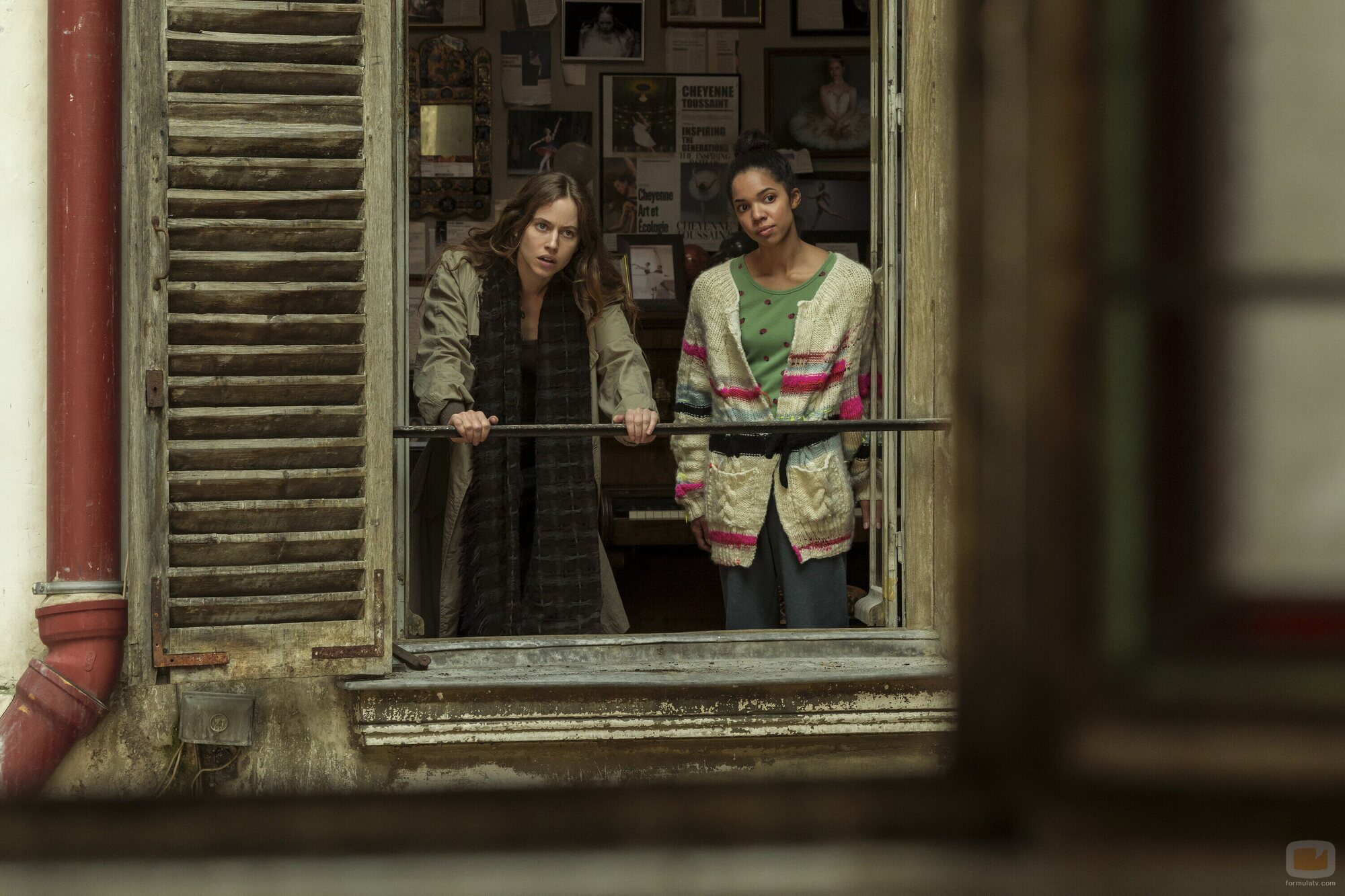 Taïs Vinolo y Lou de Laâge en 1x08 'La oferta' de 'Estrella'